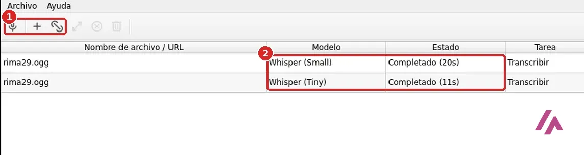 Ventana principal de Buzz en español con los botones de micrófono, añadir archivo y enlace recuadrados, y dos transcripciones completadas del mismo audio con Whisper Small y Whisper Tiny