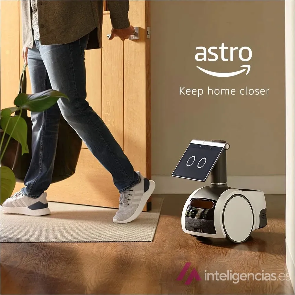 Imagen promocional del robot Astro de Amazon rodando por el salón de una casa mientras una persona entra por la puerta