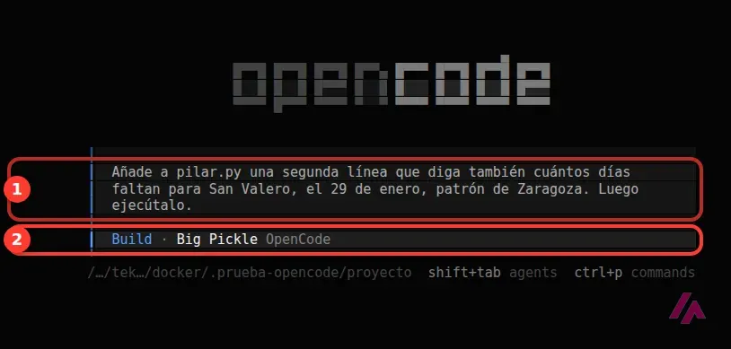 Interfaz de terminal de OpenCode con un encargo escrito en español en la caja de texto y el agente Build con el modelo Big Pickle debajo, recuadrados y numerados