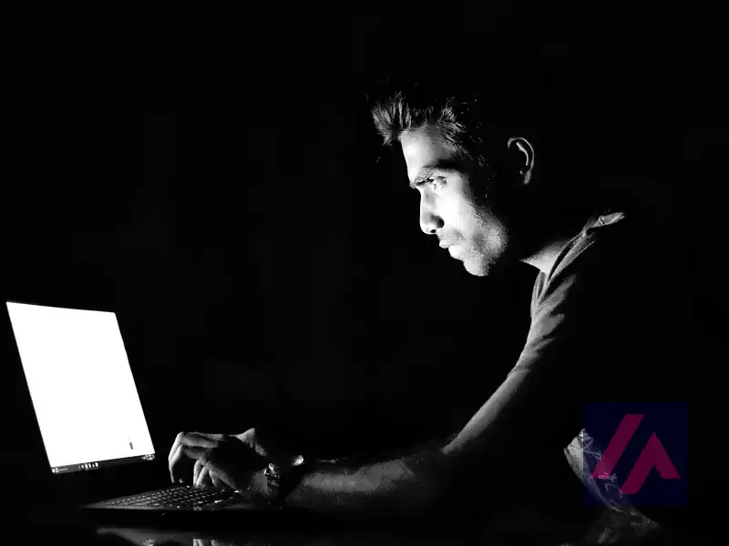 Hombre con intenciones dudosas administrando una web fraudulenta