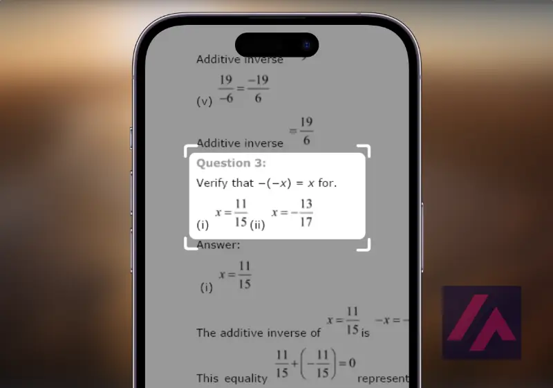 Answers AI en un smartphone enfocando con la cámara un problema de matemáticas y listo para resolverlo.