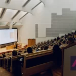Aula de una universidad llena de estudiantes durante una clase.